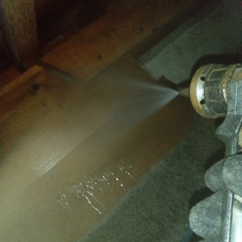 床下の木材にシロアリ駆除剤を散布