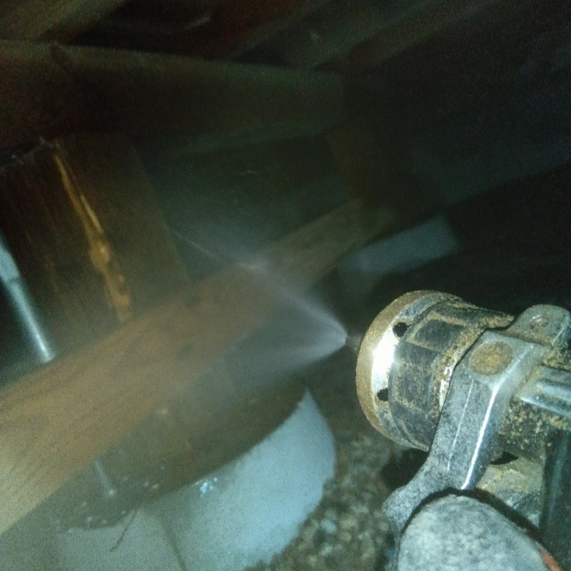 床下の木材にシロアリ駆除剤を散布