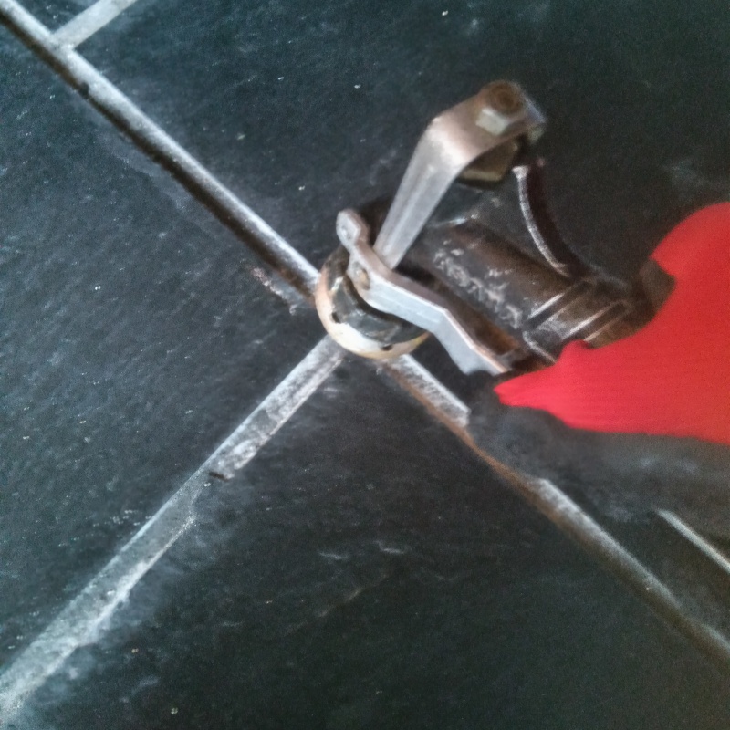 床にシロアリ駆除剤を注入