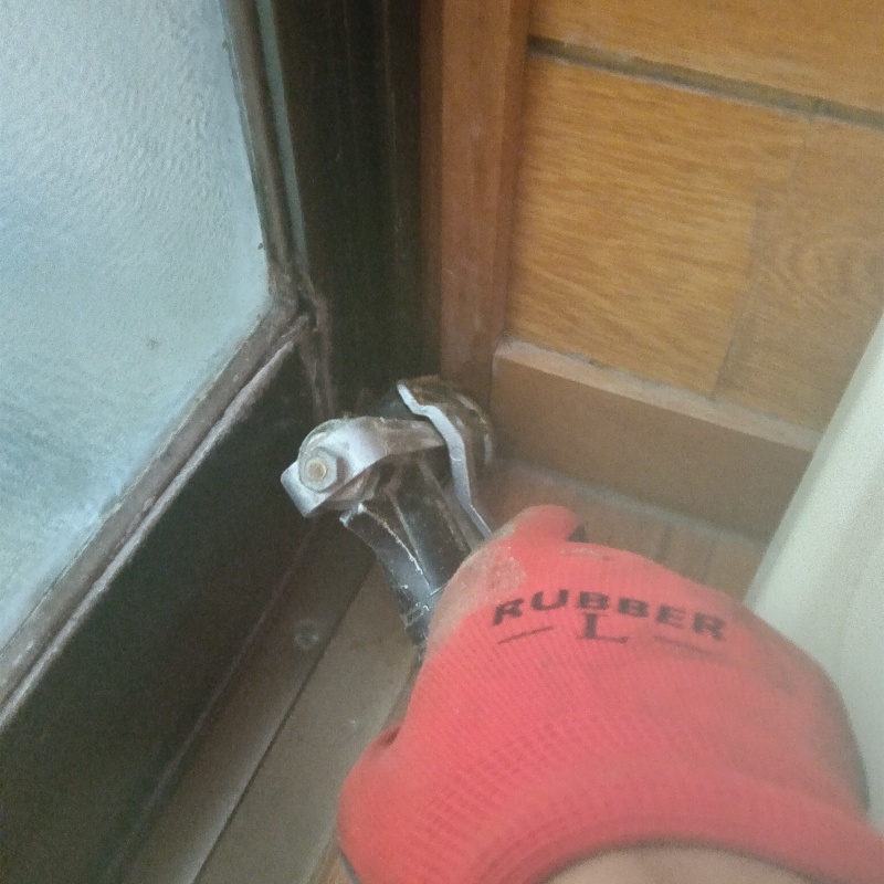 壁にシロアリ駆除剤を注入