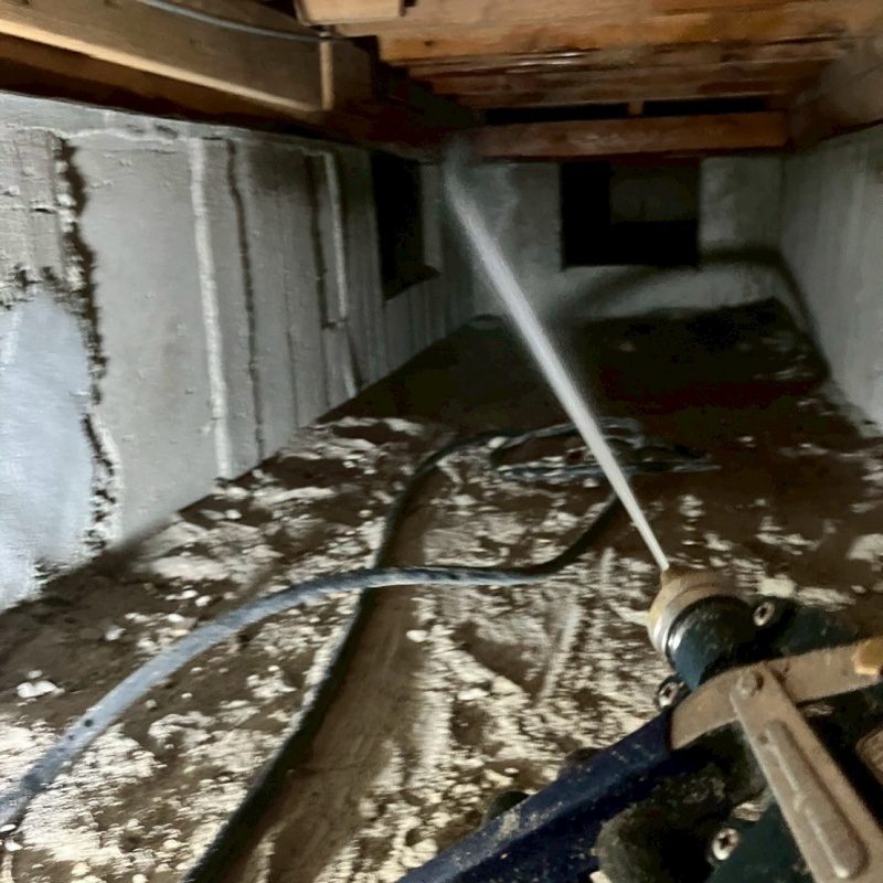 基礎にシロアリ駆除剤を散布