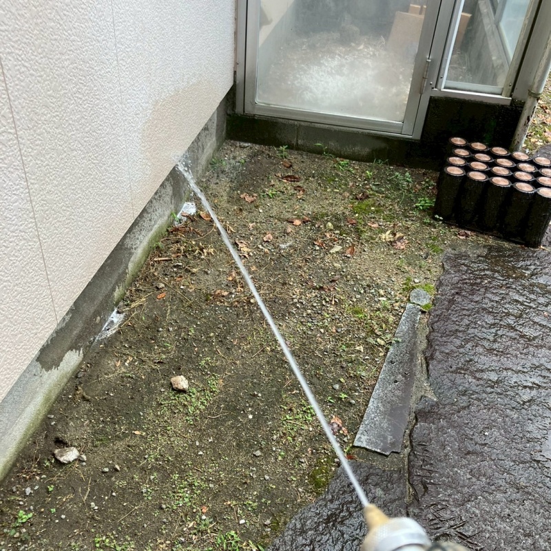 基礎まわりにシロアリ駆除剤を散布