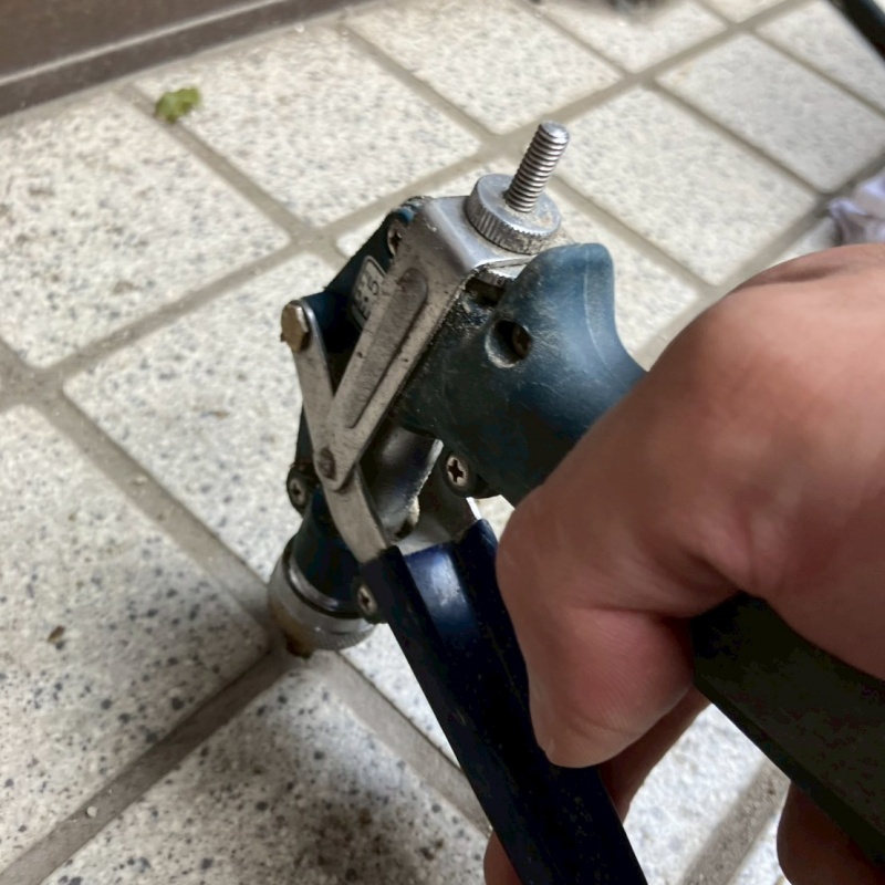 玄関床に穴を開けてシロアリ駆除剤を注入