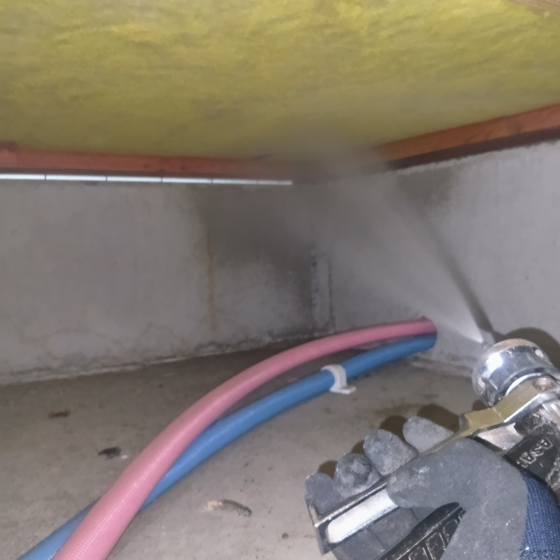 床下木材に防蟻剤を散布