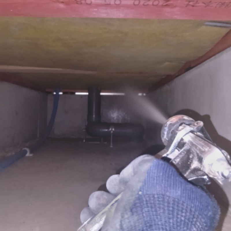 床下断熱材に防蟻剤を散布