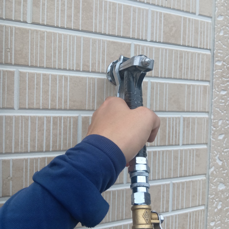 玄関床に穴を開けて防蟻剤を注入