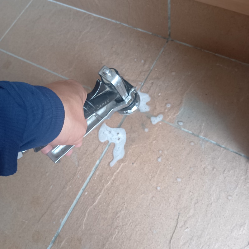 壁の目地から防蟻剤を注入