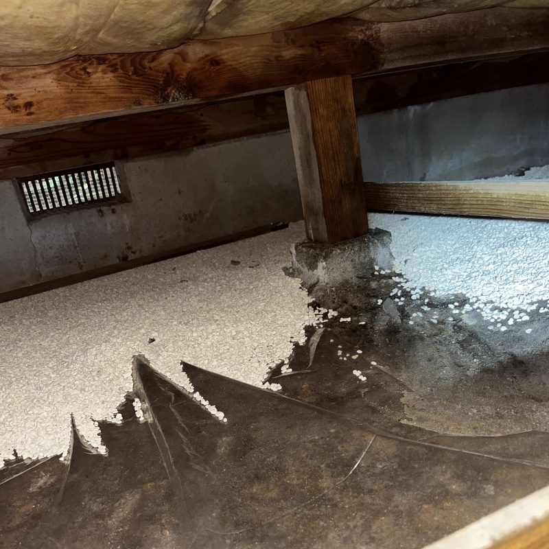 床下に調湿剤を敷いている様子