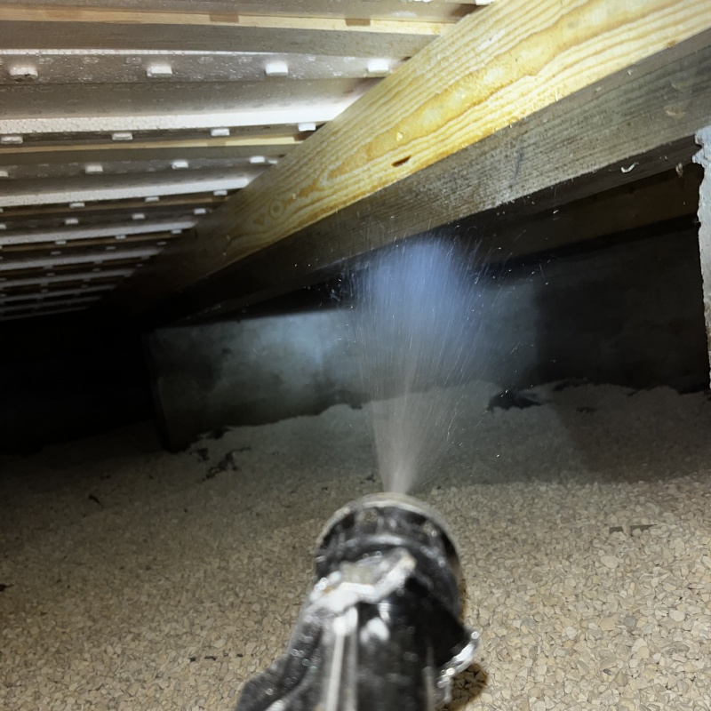 床下木材にシロアリ駆除剤を散布
