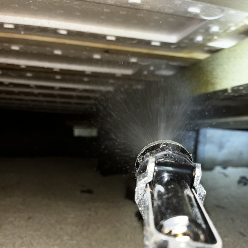 床下断熱材にシロアリ駆除剤を散布