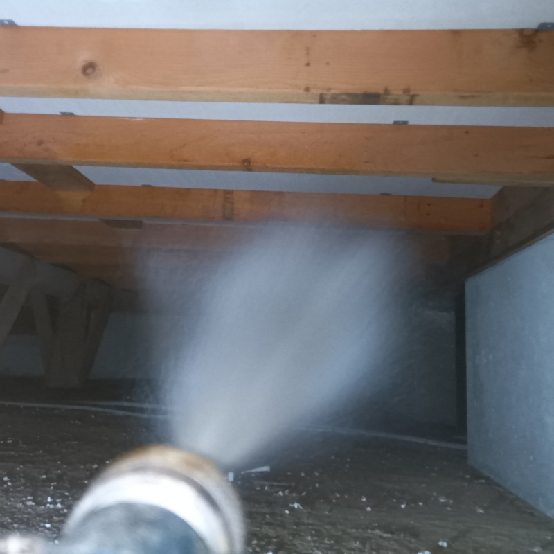 床下木材に防蟻剤を散布