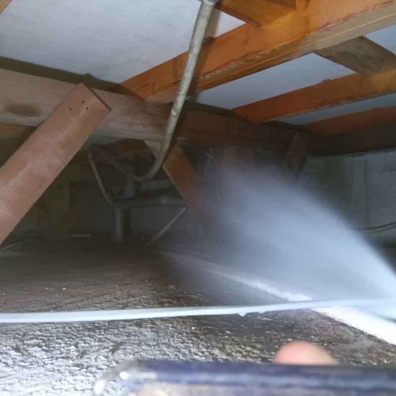 床下断熱材に防蟻剤を散布