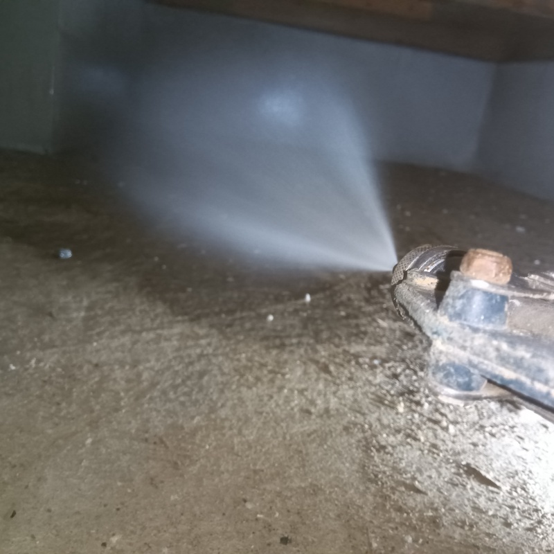 地面に防蟻剤を散布