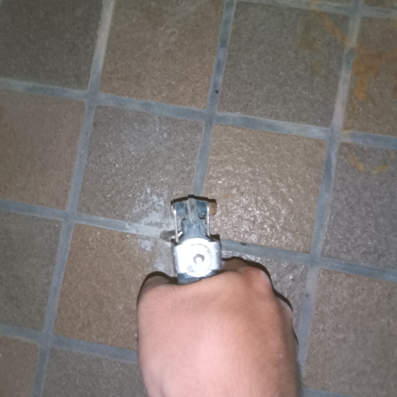 玄関床の目地から防蟻剤を注入