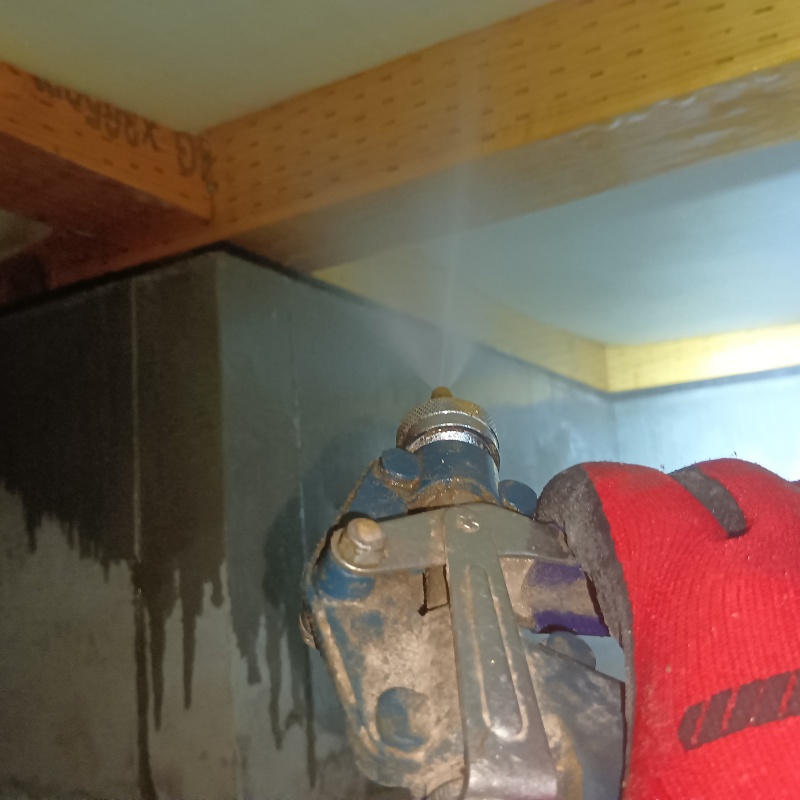 床下断熱材に防蟻剤を散布