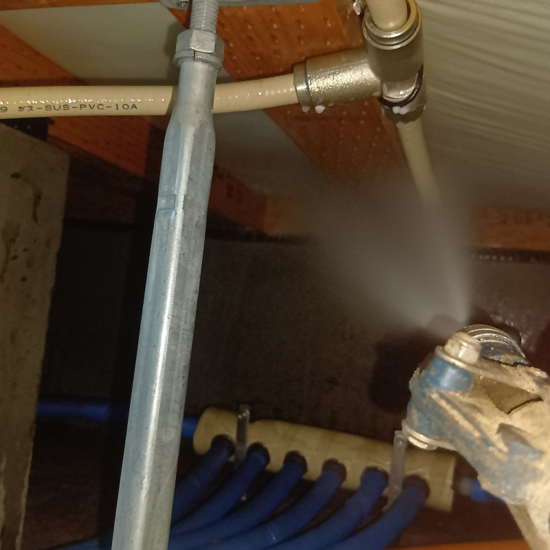 床下木材に防蟻剤を散布