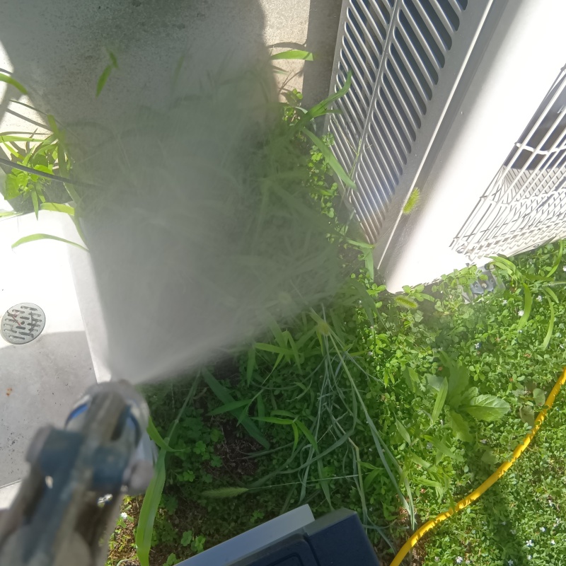 建物外周の土壌に防蟻剤を吹き付ける様子