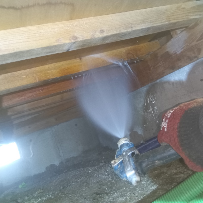 床下の木材に防蟻剤を散布