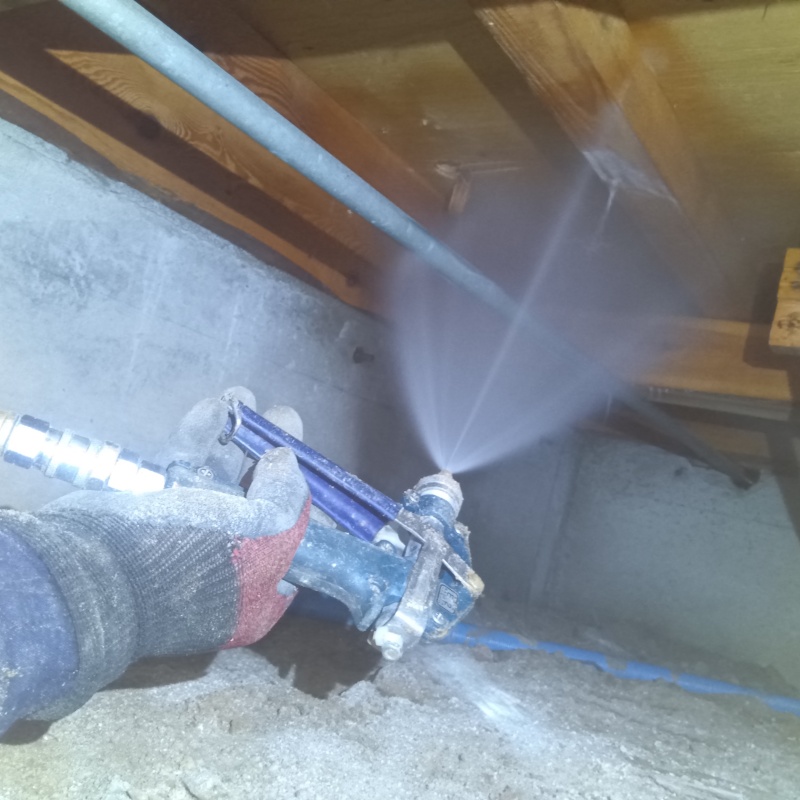 床下の木材に防蟻剤を散布