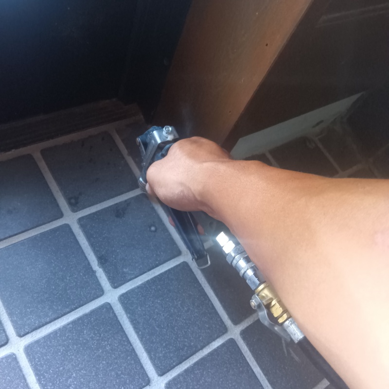 床に防蟻剤を注入