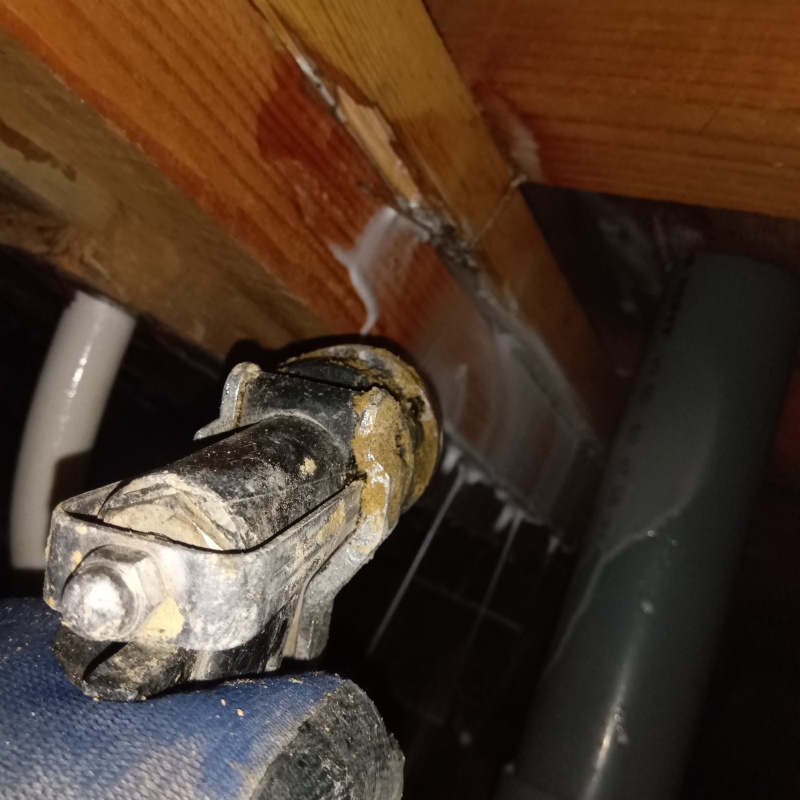 傷んだ床下木材にシロアリ駆除剤を散布