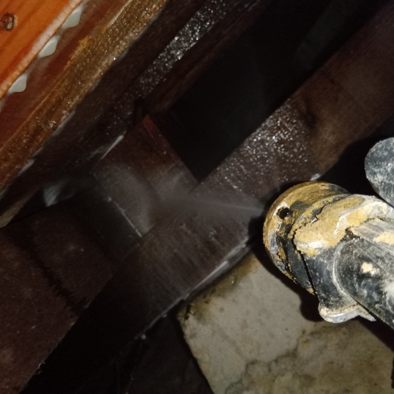 基礎にシロアリ駆除剤を散布