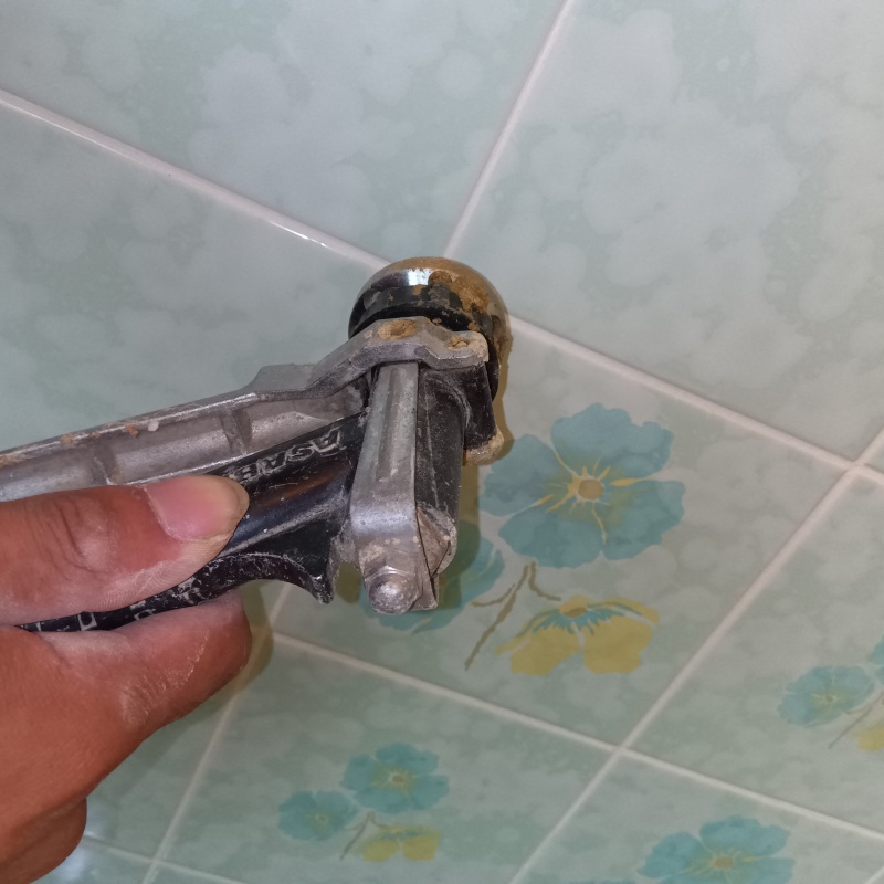 トイレ壁に穴を開けてシロアリ駆除剤を注入