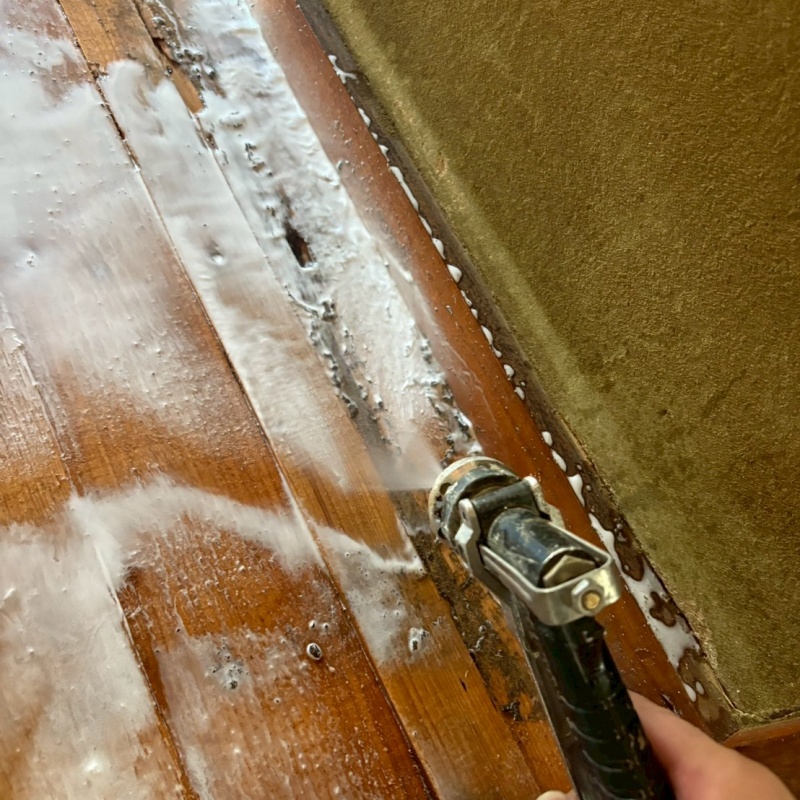 木製のフローリングにシロアリ駆除剤を散布