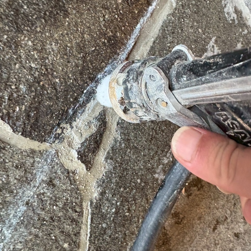 玄関床の目地からシロアリ駆除剤を注入