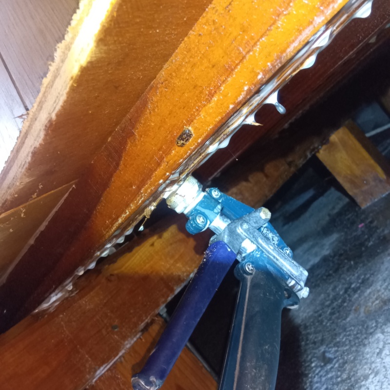 床下木材にシロアリ駆除剤を散布