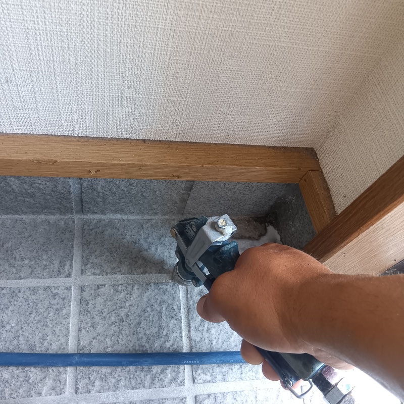 玄関床の目地からシロアリ駆除剤を注入