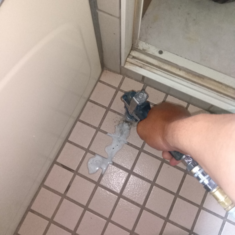 浴室床に穴を開けてシロアリ駆除剤を注入