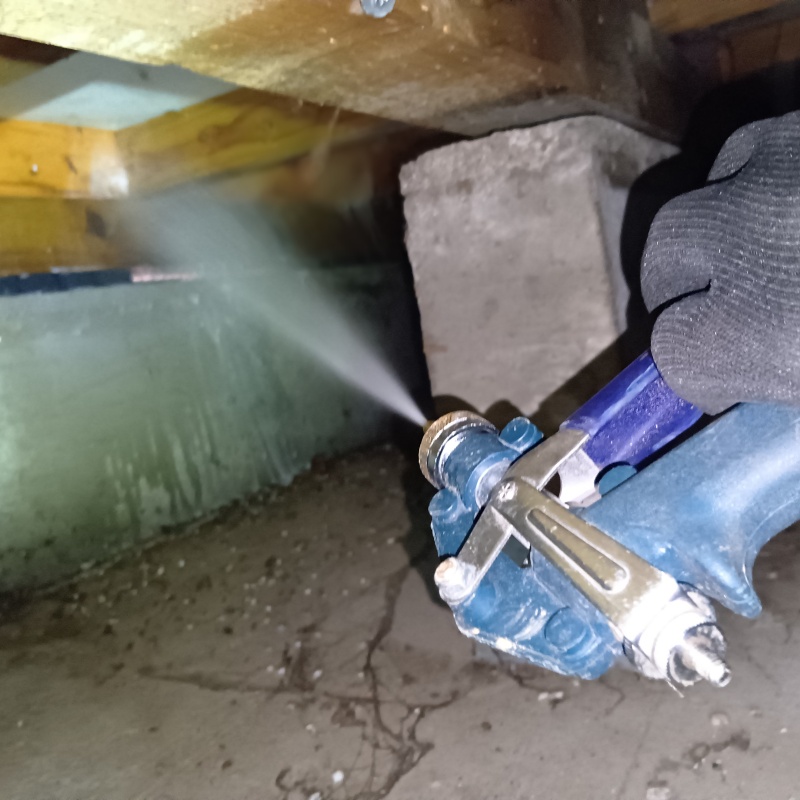 床下木材に防蟻剤を散布