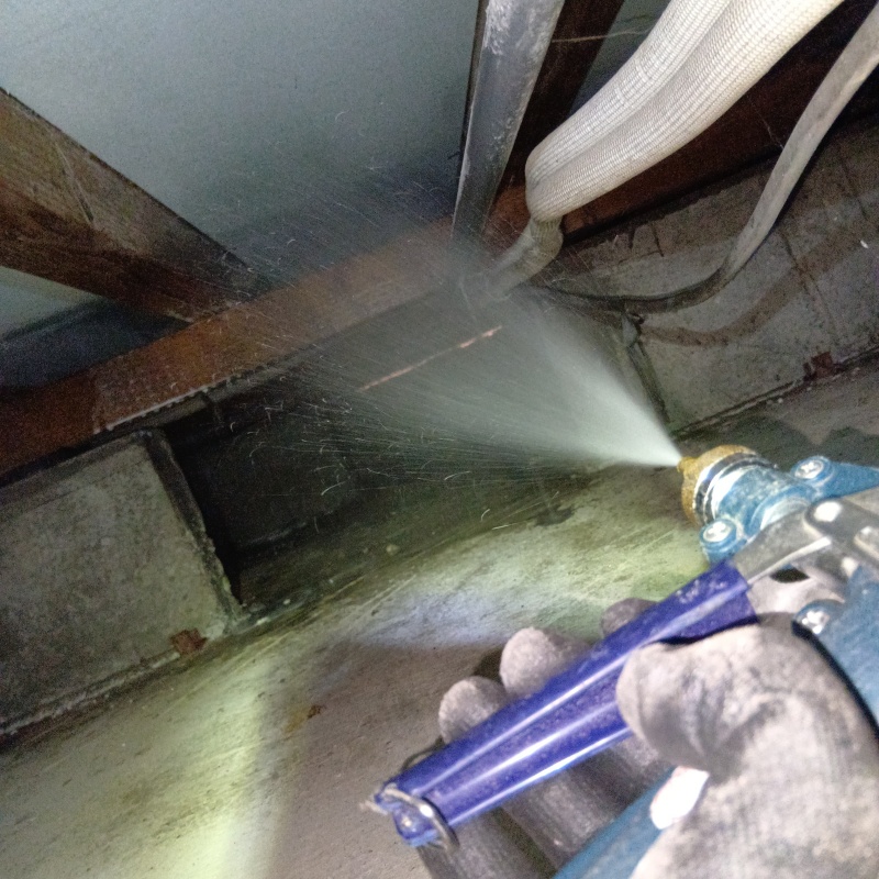 床下断熱材に防蟻剤を散布