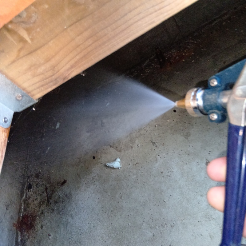 地面に防蟻剤を散布