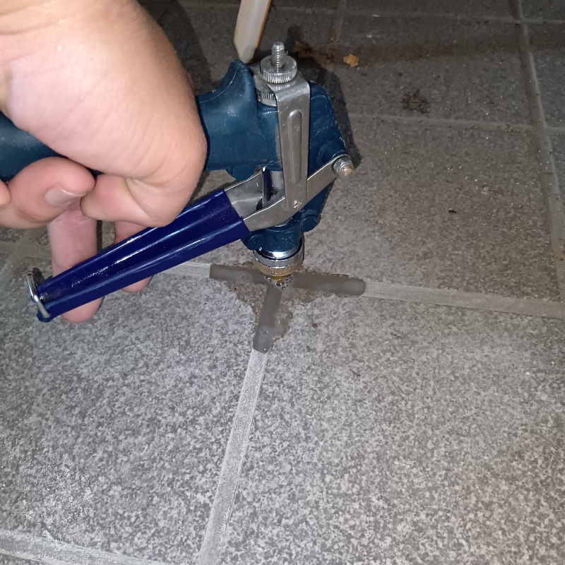 玄関床に穴を開けて防蟻剤を注入