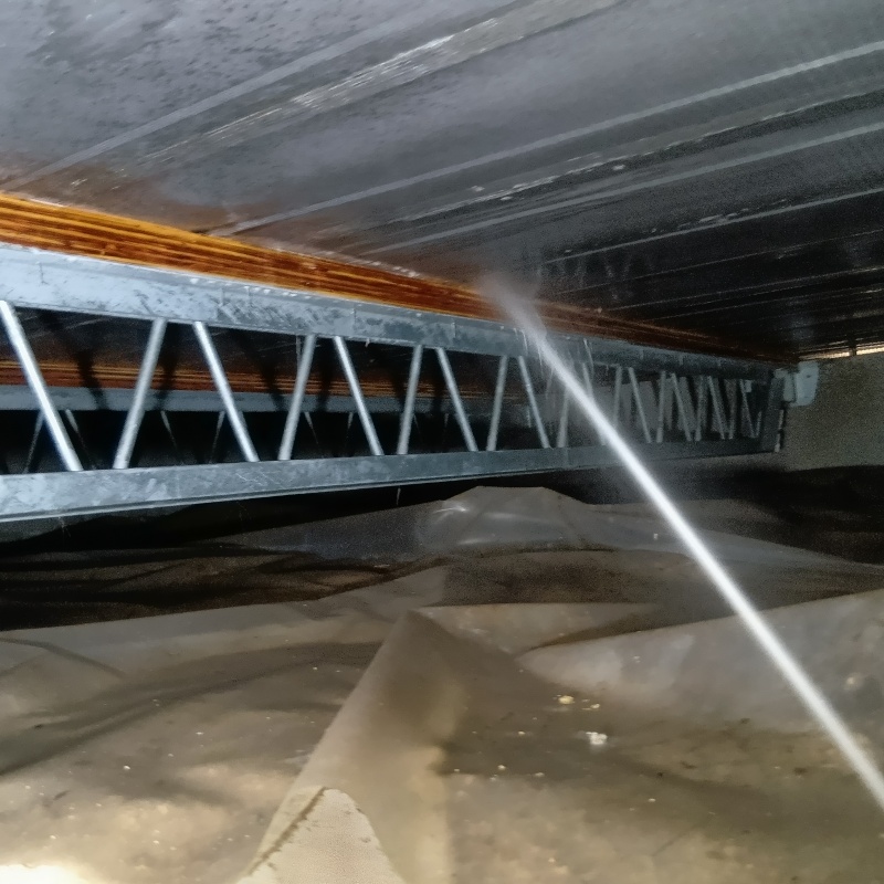 床下木材に防蟻剤を散布