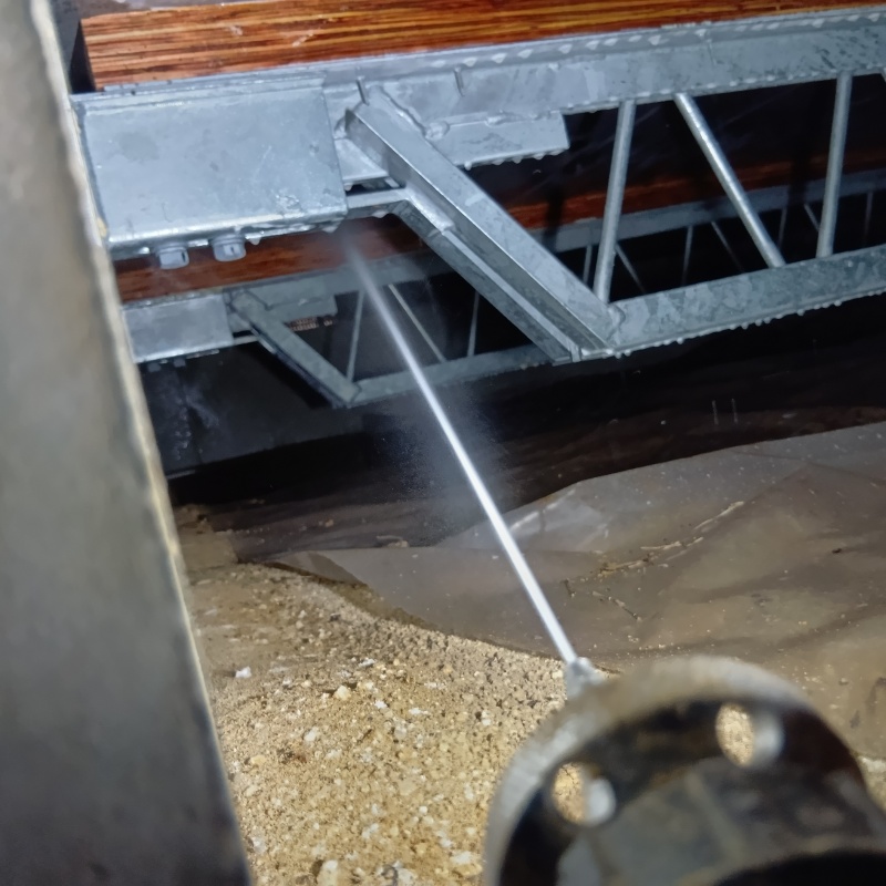 床下断熱材に防蟻剤を散布