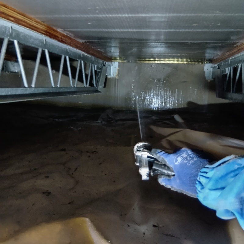 地面・基礎に防蟻剤を散布