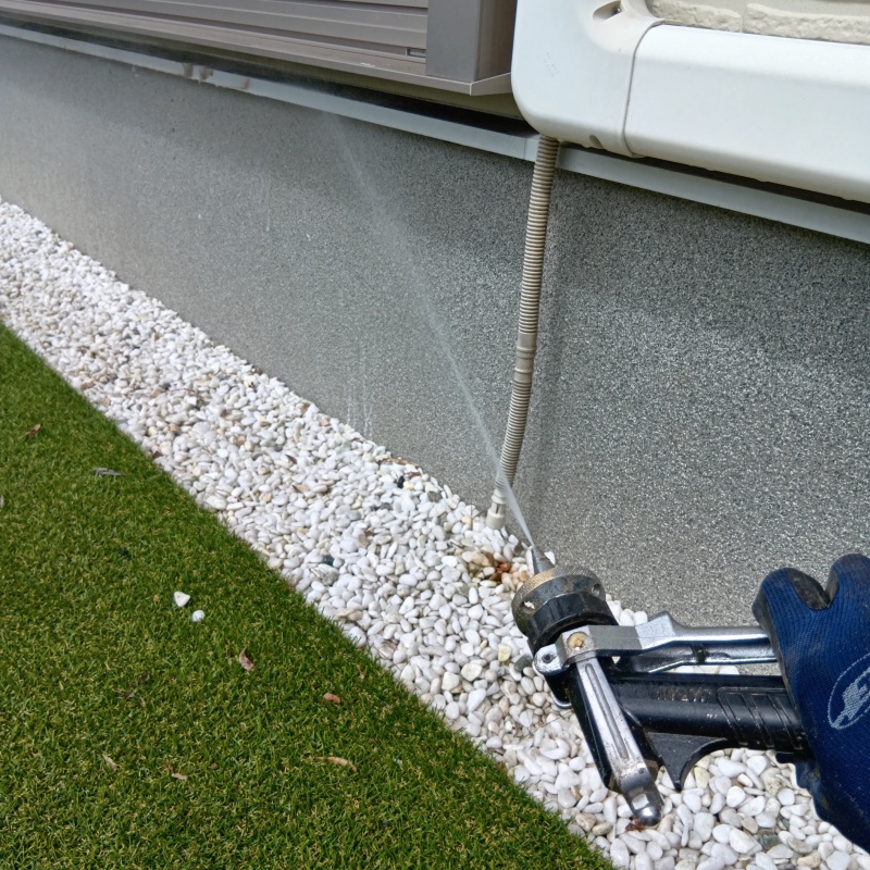 基礎まわりに防蟻剤を散布