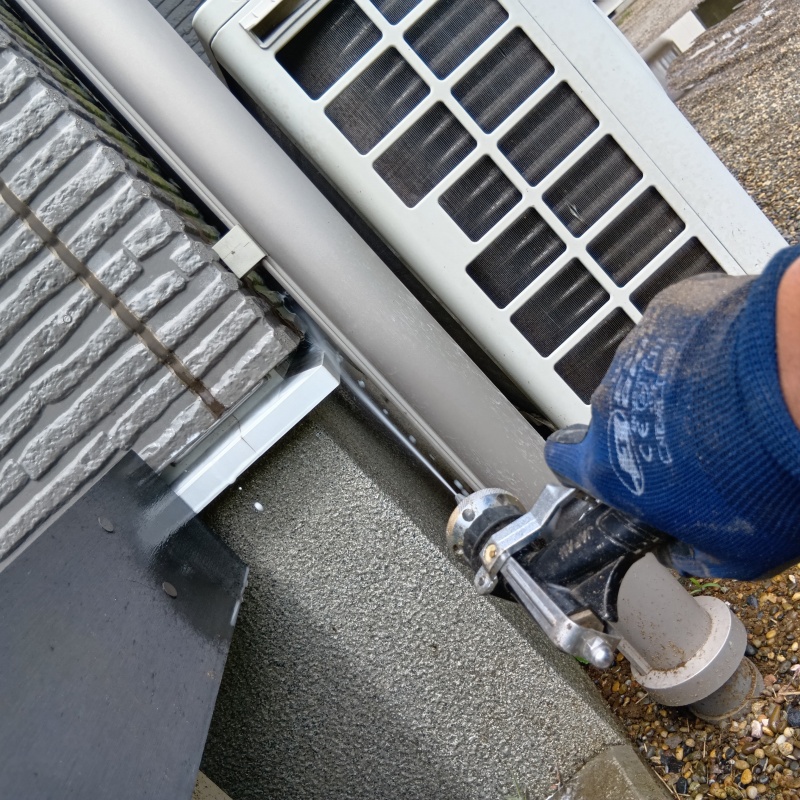 基礎まわりに防蟻剤を吹き付けている様子