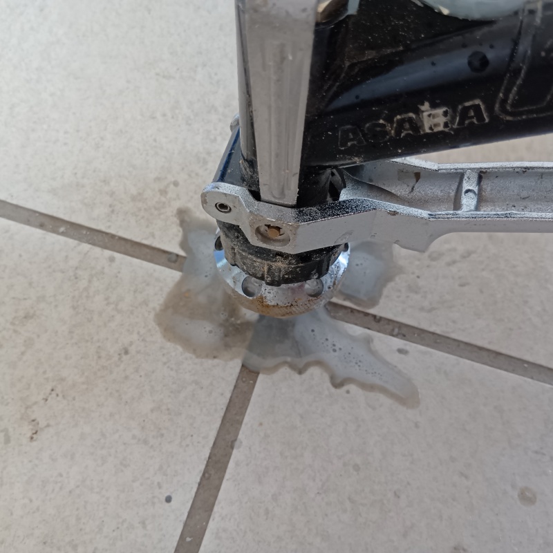 玄関床に穴を開けて防蟻剤を注入