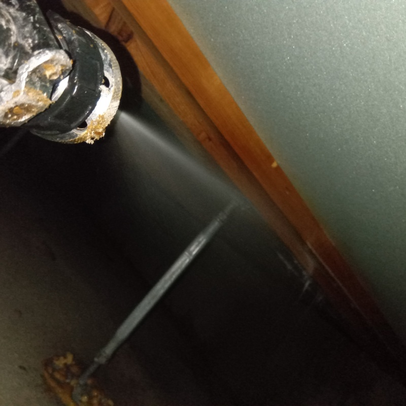 床下木材にシロアリ駆除剤を散布