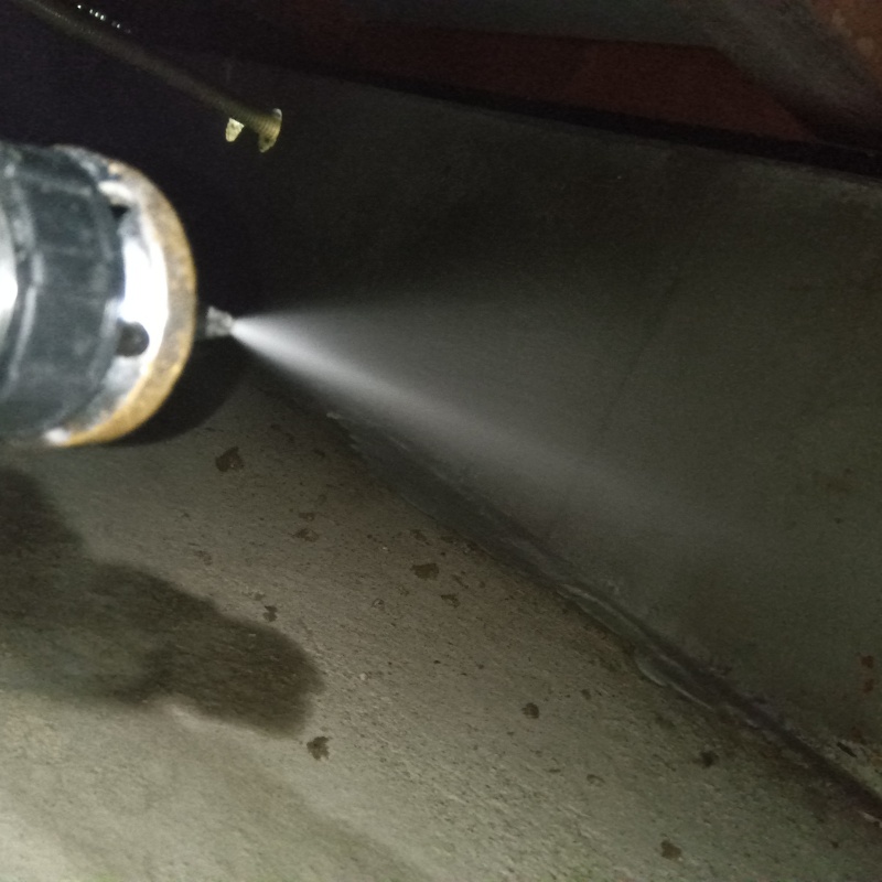 基礎にシロアリ駆除剤を散布