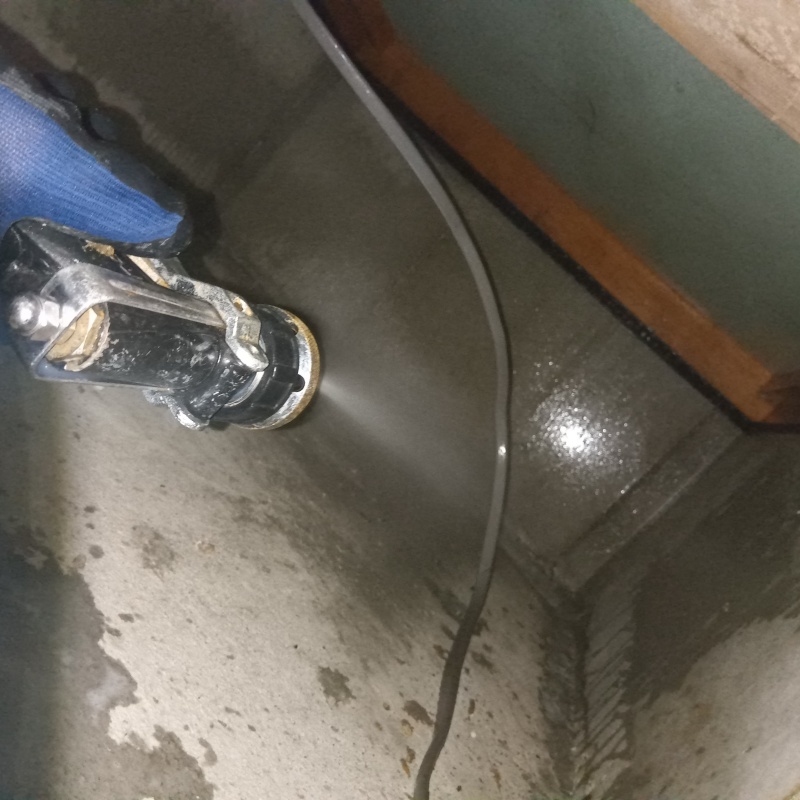 地面にシロアリ駆除剤を散布