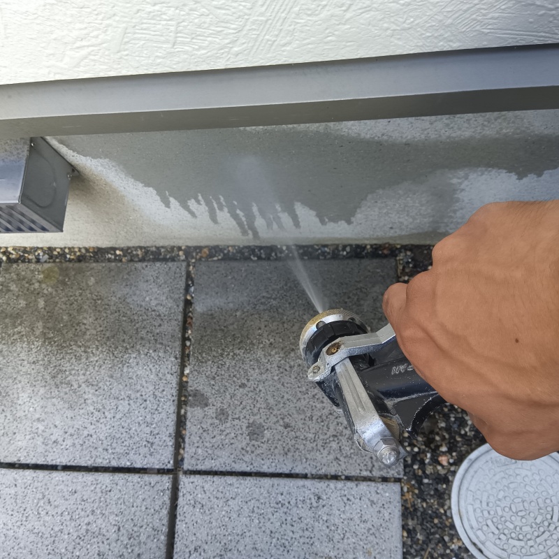 基礎まわりにシロアリ駆除剤を散布