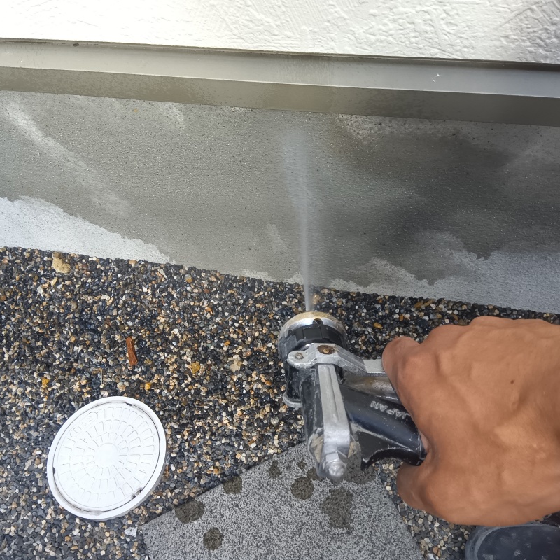 基礎まわりにシロアリ駆除剤を吹き付ける様子