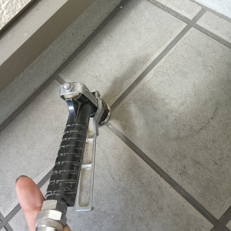 玄関床に穴を開けてシロアリ駆除剤を注入