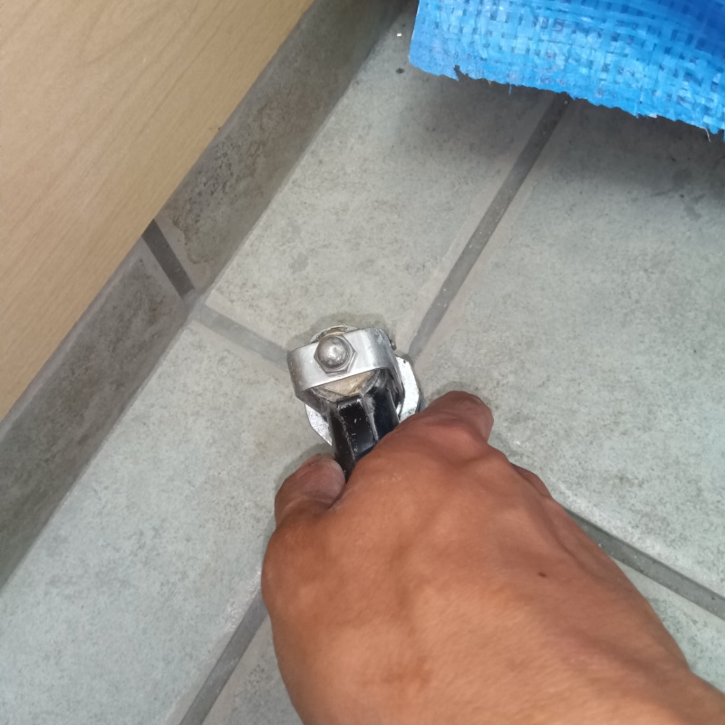 玄関床の目地からシロアリ駆除剤を注入