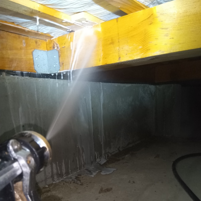 床下木材に防蟻剤を散布